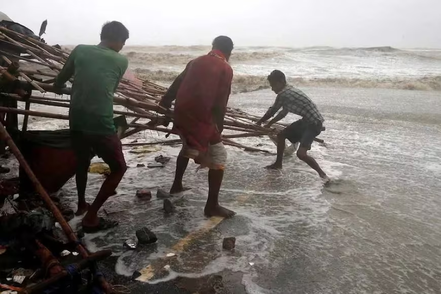 चक्रवात मोंथा के कारण आंध्र और ओडिशा में तेज हवाएं और बारिश का दृश्य