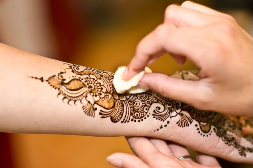 घर पर बनाएं गाढ़ा और चमकीला मेंहदी पेस्ट