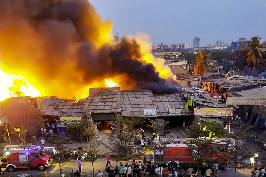 ठाणे के वागले एस्टेट में रात को लगी आग से मची अफरा-तफरी