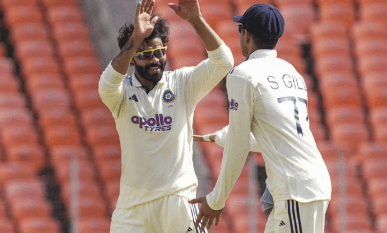 रविंद्र जडेजा गेंदबाजी करते हुए भारत बनाम वेस्टइंडीज टेस्ट