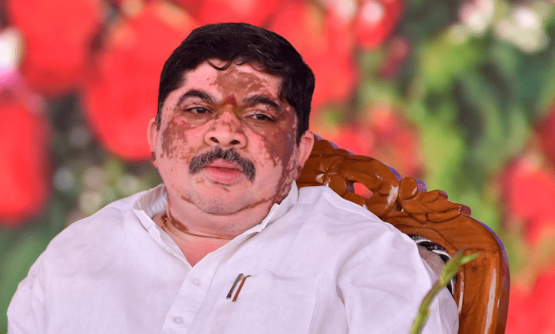 पोन्नम प्रभाकर ने रक्षा भूमि हस्तांतरण में तेजी की मांग की