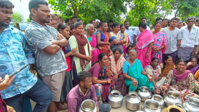 डबल बेडरूम योजना लाभार्थियों का पानी की किल्लत को लेकर विरोध प्रदर्शन