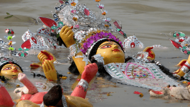 दुर्गा विसर्जन शोभायात्रा में अंडे फेंकने से तनाव