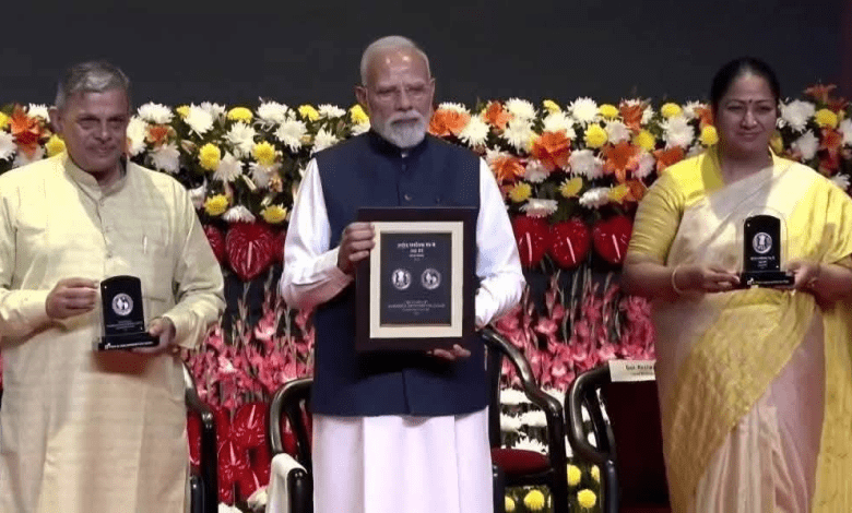प्रधानमंत्री मोदी और सरकार्यवाह होसबाले आरएसएस शताब्दी डाक टिकिट और सिक्का जारी करते हुए