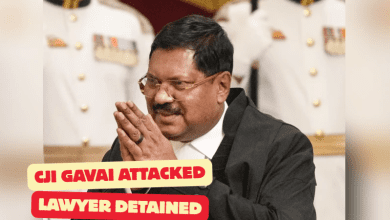 सुप्रीम कोर्ट में सीजेआई बी आर गवई पर जूता फेंकने की कोशिश करते वकील को सुरक्षाकर्मी रोकते हुए