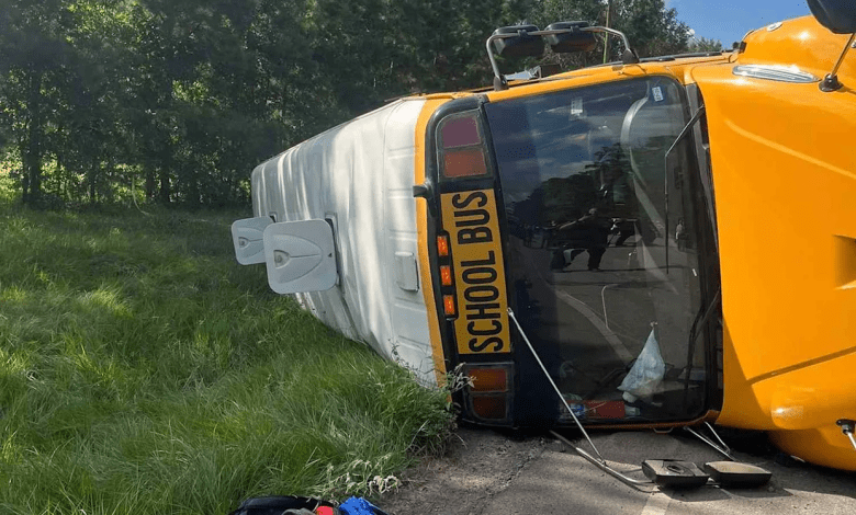 ब्रेक फेल होने से पलटी स्कूल वैन