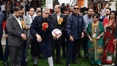 69वें राष्ट्रीय स्कूल खेलों का उद्घाटन, उमर अब्दुल्ला फुटबॉल किक मारते हुए