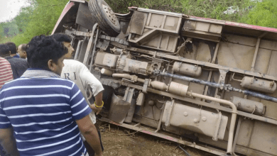 बस अनियंत्रित पलटी