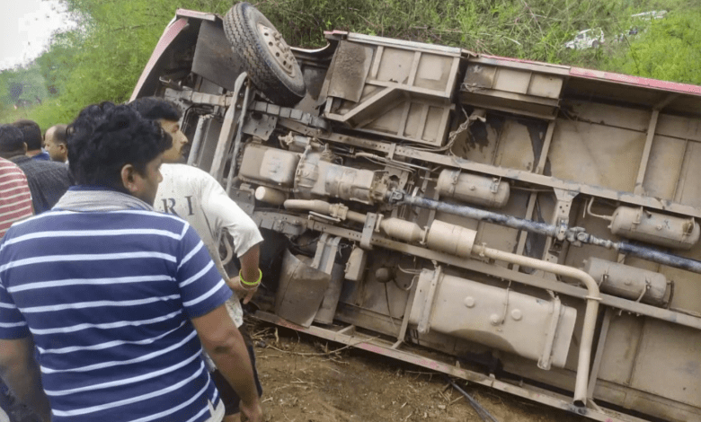 बस अनियंत्रित पलटी