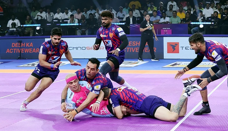 दबंग दिल्ली ने जयपुर पिंक पैंथर्स को हराकर रोमांचक जीत दर्ज की