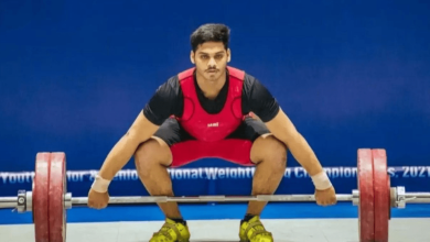 अजय बाबू विश्व भारोत्तोलन में 79 किग्रा वर्ग में प्रतिस्पर्धा करते हुए