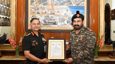 अभिनेता मोहनलाल सेना प्रमुख उपेन्द्र द्विवेदी से मुलाकात करते हुए