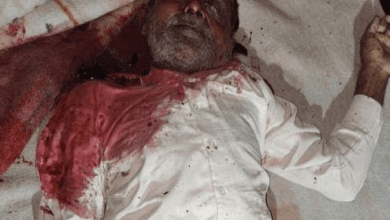 हैदराबाद में पति की हत्या के आरोप में पत्नी को पुलिस ले जाती हुई