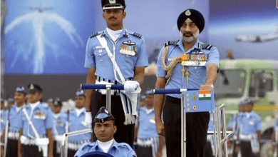 सीडीएस और तीनों सेनाओं के प्रमुख राष्ट्रीय युद्ध स्मारक पर श्रद्धांजलि देते हुए