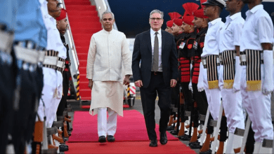 ब्रिटिश प्रधानमंत्री कीर स्टार्मर भारत आगमन पर प्रतिनिधिमंडल के साथ