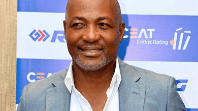 बीएस चंद्रशेखर ब्रायन लारा लाइफटाइम अचीवमेंट पुरस्कार लेते हुए