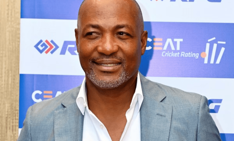 बीएस चंद्रशेखर ब्रायन लारा लाइफटाइम अचीवमेंट पुरस्कार लेते हुए