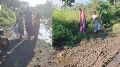 खराब सड़क पर एम्बुलेंस तक पैदल जाती गर्भवती महिला का वायरल वीडियो