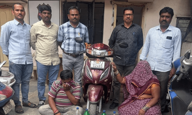 शमशाबाद में आबकारी पुलिस की टीम द्वारा कच्ची शराब जब्त करते हुए