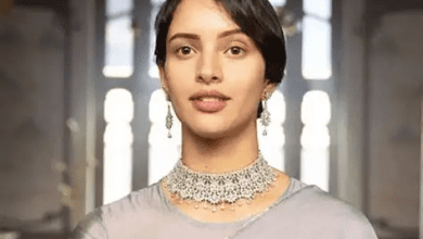 तृप्ति डिमरी परवीन बाबी का किरदार निभाती हुई