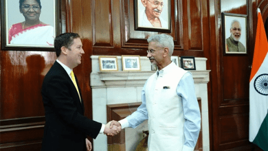 विदेश मंत्री जयशंकर अमेरिका के नामित राजदूत सर्जियो गोर से मिलते हुए