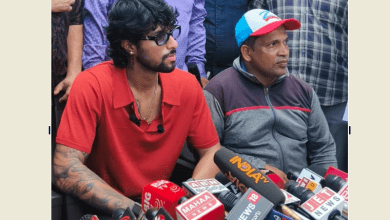 संवाददाताओं से बातचीत करते तिलक वर्मा।