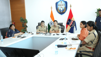 हैदराबाद पुलिस कमिश्नर वी.सी. सज्जनार वीडियो कॉन्फ्रेंस में अधिकारियों को निर्देश देते हुए।