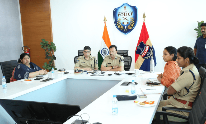 हैदराबाद पुलिस कमिश्नर वी.सी. सज्जनार वीडियो कॉन्फ्रेंस में अधिकारियों को निर्देश देते हुए।