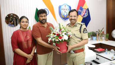 अभिनेता चिरंजीवी हैदराबाद पुलिस कमिश्नर वी.सी. सज्जनार से मुलाकात करते हुए।