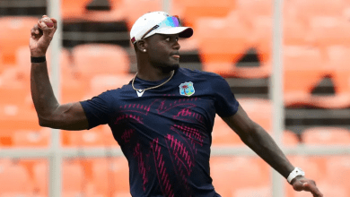 जेडेन सील्स गेंद फेंकते हुए मैच के दौरान फोटो