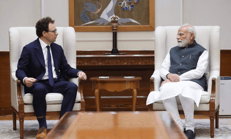 प्रधानमंत्री नरेंद्र मोदी और एंथ्रोपिक सीईओ डेरियो अमोडेई नई दिल्ली में मुलाकात करते हुए