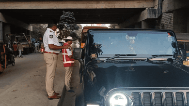 साइबराबाद ट्रैफिक पुलिस द्वारा शराब पीकर वाहन चलाने वालों की जांच करती हुई टीम।