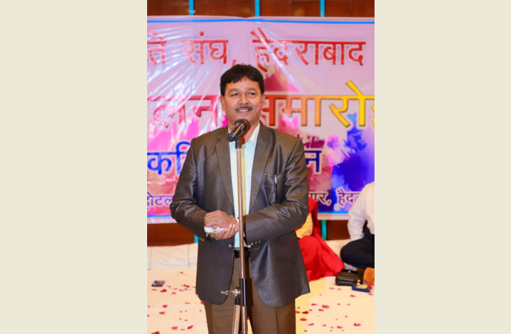 हैदराबादी शायर वहीद पाशा कादरी मंच पर शायरी करते हुए