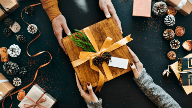 माँ बेटे को स्वदेशी उपहार और सेवा का महत्व समझाती हुई