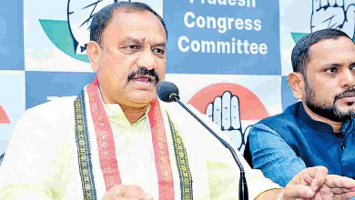 महेश कुमार गौड़ कोर्ट परिसर में BC आरक्षण याचिका दाखिल करते हुए”