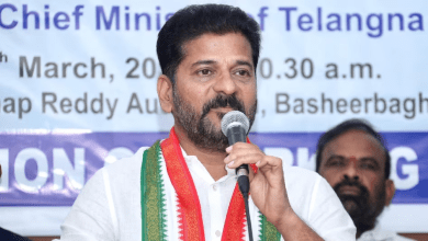 मुख्यमंत्री रेवंत रेड्डी छात्रावास निरीक्षण करते हुए”