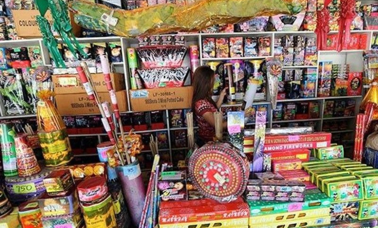 मलकपेट में पुलिस ने अवैध पटाखों का बड़ा स्टॉक जब्त किया