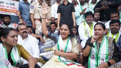 कल्वाकुंट्ला कविता बीसी आरक्षण पर कांग्रेस और भाजपा की आलोचना करती हुईं