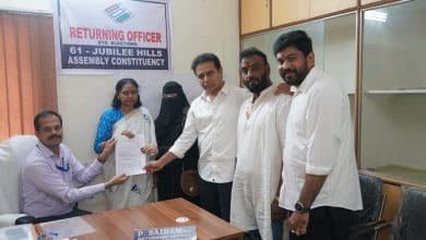 जुबली हिल्स उपचुनाव के लिए नामांकन प्रक्रिया में बीआरएस की उम्मीदवार मागंटी सुनीता।