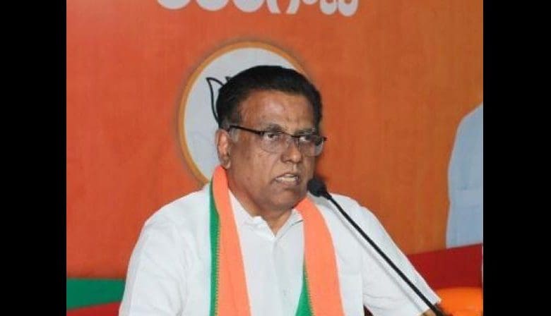 भाजपा प्रवक्ता एन.वी. सुभाष मीडिया से बात करते हुए