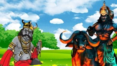 धनतेरस के अवसर पर घर के बाहर दक्षिण दिशा में यम‑दीपक जलाते हुए श्रद्धालु