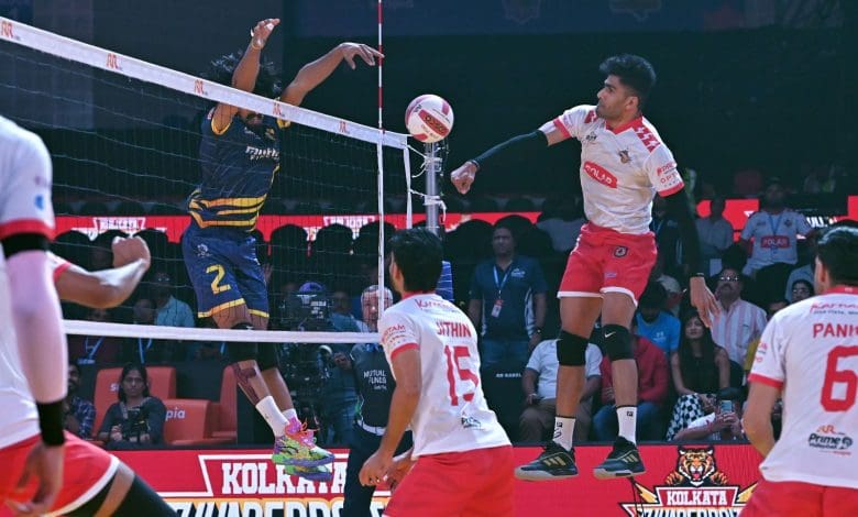 कोलकाता ठंडर बोल्ट्स ने कोच्ची ब्लू स्पाइकर्स को हराया
