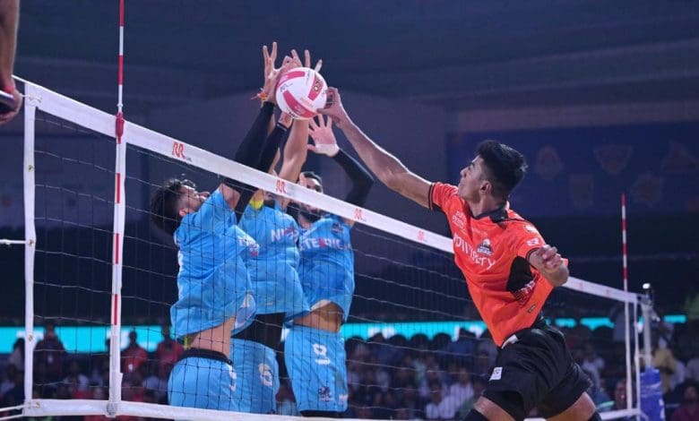 हैदराबाद ब्लैक हॉक्स प्राइम वॉलीबाल मैच में खेलती हुई