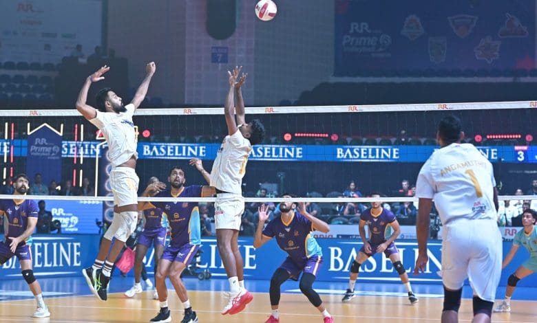 बास्केट करता खिलाड़ी।