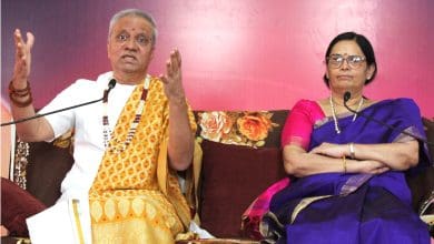 जनवाड़ा स्थित पूर्ण आनंदा सेंटर में आयोजित दशहरा महोत्सव में श्रद्धालुओं को संबोधित करते सद्गुरु रमेशजी। साथ में गुरु माँ।