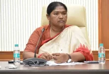 मंत्री सीतक्का ने बच्चों को प्रमाण पत्र वितरित किए