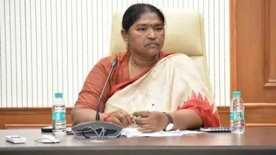 मंत्री सीतक्का ने बच्चों को प्रमाण पत्र वितरित किए