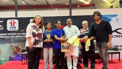 ट्रॉफी प्राप्त करतीं विजेता खिलाड़ी।