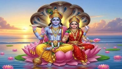 रमा एकादशी पर भगवान विष्णु और लक्ष्मी की पूजा करते भक्त