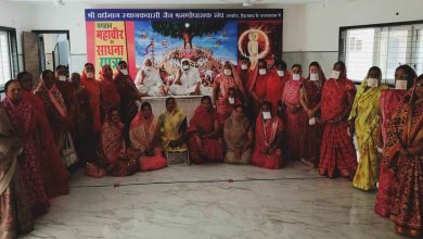 रामकोट में जिनवाणी प्रवचन और णमोकार मंत्र जाप करते श्रद्धालु।